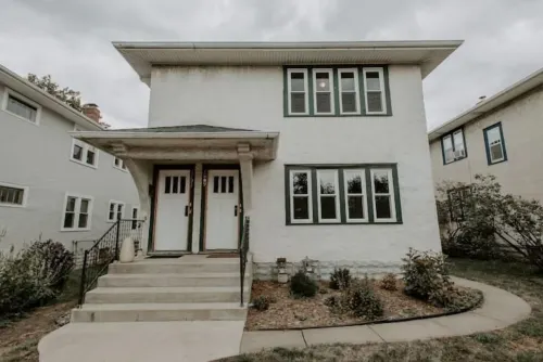 The June House: a Charming 2BR Apartment in the heart of Mac-Groveland.