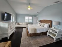 You Belong on a Beach ! Walk to Beach - Food - Bar ! Fully Stocked Kitchen