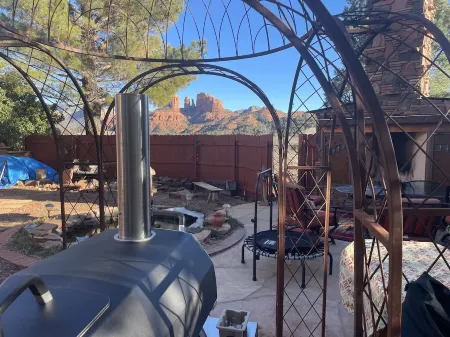 View with a room Cathedral Rock too! Отели рядом с достопримечательностью «Катедрал Рок»