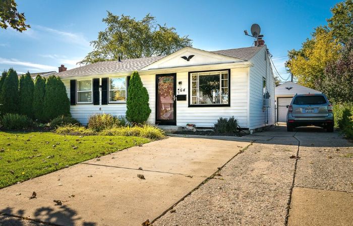 Quiet Suburban Home Minutes from Airport, Niagara Falls + all major attractions.