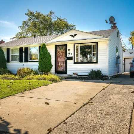 Quiet Suburban Home Minutes from Airport, Niagara Falls + all major attractions.