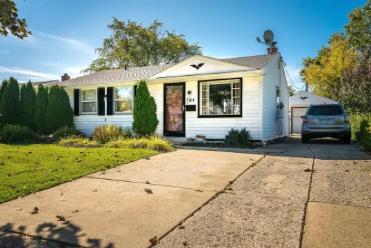 Quiet Suburban Home Minutes from Airport, Niagara Falls + all major attractions.