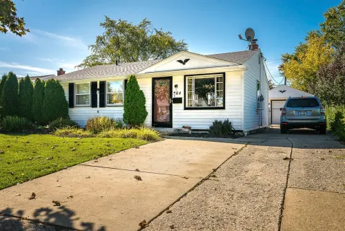 Quiet Suburban Home Minutes from Airport, Niagara Falls + all major attractions.