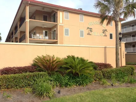 Very Clean Luxury Condo With 2 Pools! Walking Distance To The Beach!
