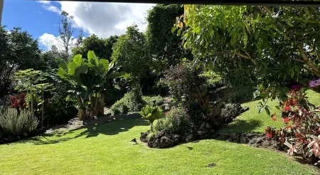 Rivendell Oasis-Peaceful garden setting with private hot tub close to waterfalls