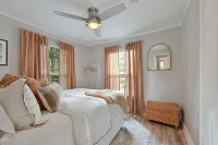 Enjoy our cozy cottage just minutes from A&M Campus