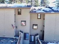 Beautiful Cathedral Ceiling Townhome next to the Golf Course!!!
