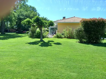 Maison de Campagne Dans un Cadre Verdoyant Arboré de Chènes Centenaires