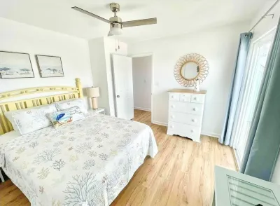 Sea For Miles! In ground pool with panoramic views of ocean and sound. Bluewater Vacation Rentals Emerald Isle, NC附近的飯店