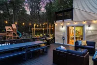 Poconos Play House! Hot Tub, Fire Pit, Jungle Gym, Game Rooms