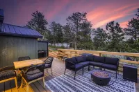 Stylish 2-bedroom Cabin with Breathtaking Mountain Views + Hot Tub