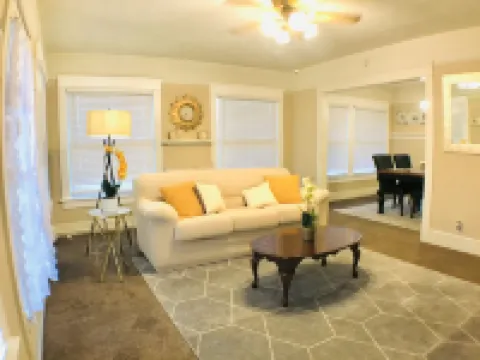 King Bed/Sleeps 4/Furnished Private APT/In-Unit Washer Dryer/Smart HDTV