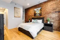 Modern OTR home with vintage charm of the Queen City - Parvekkeita
