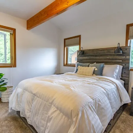 Auke Bay Chalet~ Ocean views, Hot tub, Sauna, outdoor entertainment, & fire pit!