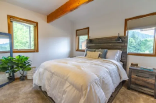 Auke Bay Chalet~ Ocean views, Hot tub, Sauna, outdoor entertainment, & fire pit!