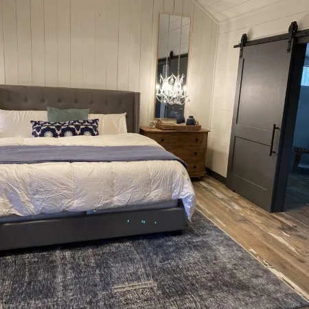 Modern cabin on beautiful Lake Greeson 45 minutes from Hot Springs!