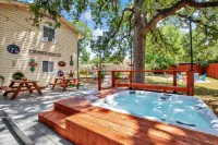 POOL, HOT TUB, FIRE PIT, PET FRIENDLY, 7 CRUISER BIKES, CHECKS ALL THE BOXES.
