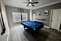 Spacious Riverhouse with private park/boat ramp