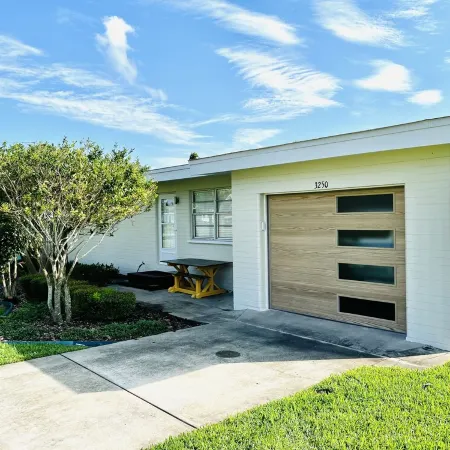 Funky Beach Bungalow. Premier location! Coolest place in town.