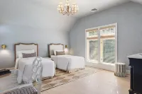 East Hampton: Chic 4 bed, Water Views, Walk to Beach, 5 min drive to Amagansett Hotels in Springs