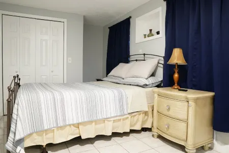 Newly Renovated 3 Bedroom Pool House Отели в г. Брандон