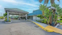Heated Pool, Strong WI-FI, TV, Tiki Bar & Grill, Boat and Kayak Rentals