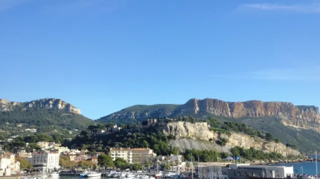 Le BOUGAINVILLIER apartment Cassis