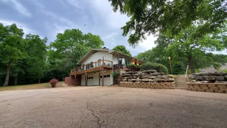 Peaceful retreat, just 10 minutes outside of town