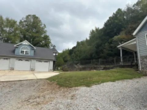 Charming 4-bedroom farmhouse on 11 acres, Pool, AC, Fire  pit and WiFi in Celina