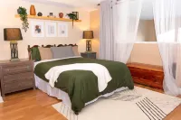 One Bedroom Hideaway w/ free parking steps to Downtown