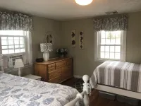 Newly Renovated Cottage Across the Street from Craigville Beach. فنادق في Barnstable