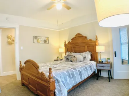 Queen Full Twin Bed/Sleeps 5/Furnished Private APT/In-Unit Washer Dryer/65" HDTV
