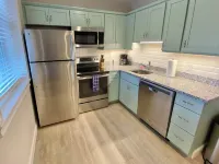 3BR Nautical Apt - Off Bellevue