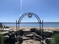 Cozy home on the bay with sand beach and beautiful sunrises!🌅 Hotels in Oconto County