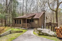 The Cove: Nestled amongst huge boulders and trees - Pool and Fitness Access! Hotels near Wood-N-Strings Dulcimer Shop