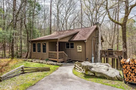 The Cove: Nestled amongst huge boulders and trees - Pool and Fitness Access!