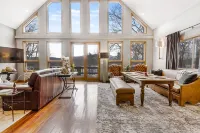 Quaint + Modern Lakeview Home on Sacandaga Lake Hoteles en Day