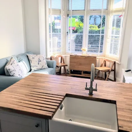Charming 2 br apartment next to worthing station, close to town and seafront Отели в г. Уэртинг