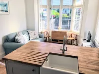 Charming 2 br apartment next to worthing station, close to town and seafront