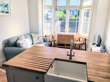 Charming 2 br apartment next to worthing station, close to town and seafront