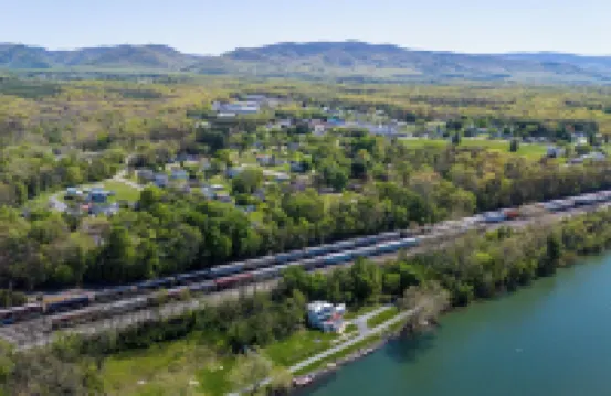 The River House, Pet Friendly with a Hot Tub 15 Minutes to many attractions!!