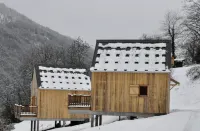 35 m² detached wooden chalet with terrace overlooking the mountains Hotels in Queige