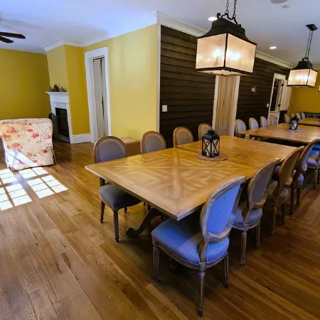 Oversized Country house, Quiet Retreat & Gathering space ~NEW !!!