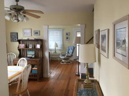Ocean Block Beach Cottage - 7 Delaware Ave - Downtown Rehoboth Отели рядом с достопримечательностью «Рехобот-Бич»