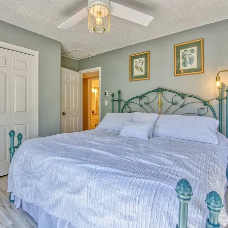 Peaceful downtown Sylva home, 3BR, porch, creek, Wifi Отели в г. Сильва
