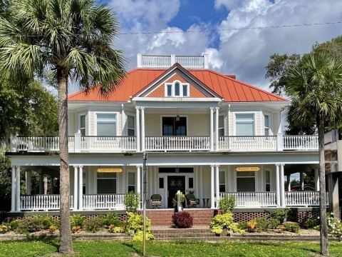 In the Heart of Apalachicola~Walk Everywhere!~Ivory Pearl Suite~Majestic Jewel
