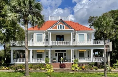 In the Heart of Apalachicola~Walk Everywhere!~Ivory Pearl Suite~Majestic Jewel Hotels near Apalachicola Margaret Key Public Library