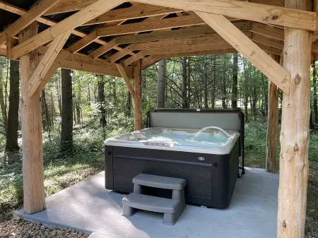 New cabin in the woods with private hot tub