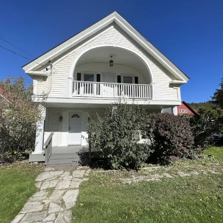 Modern 7Bd/3Ba Mountain Chalet w/ Hot tub, 3 minutes from Okemo