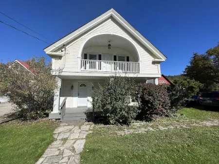 Modern 7Bd/3Ba Mountain Chalet w/ Hot tub, 3 minutes from Okemo